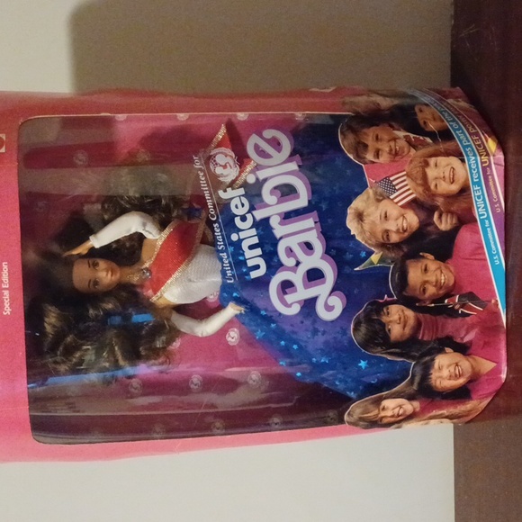 Vintage Unicef Barbie Set - Picture 3 of 16